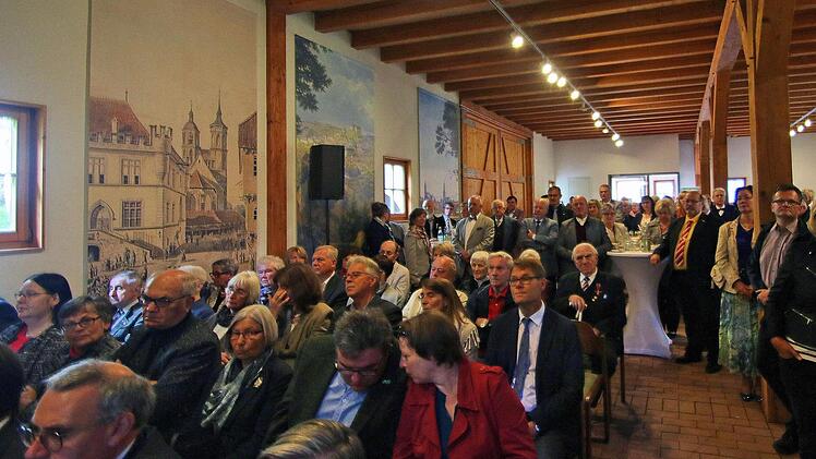 Zahlreiche Vertreter von Musikvereinen und Verbänden waren der Einladung des Bezirks auf Schloss Aschach gefolgt. Foto: Dieter Britz