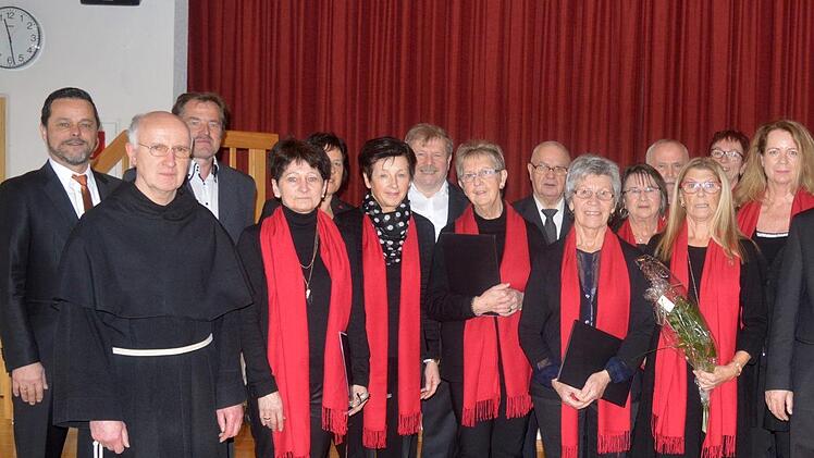 Der Kirchenchor St. Kilian  mit  von (von links) 3. B&uuml;rgermeister Stephan Schmitt, Pater Josef und 2. B&uuml;rgermeister Edgar Thomas. Arthur Stollberger
