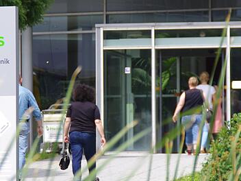 Wo bisher zu oft die Notaufnahme der Helios-Frankenwaldklinik in Kronach als die eigentlich falsche Anlaufstelle einspringen musste, soll ab kommender Woche eine Bereitschaftspraxis zur Verfügung stehen. Dort werden Patienten behandelt, die keinen akuten Notfall haben, aber trotzdem außerhalb der Dienstzeiten einen Arzt benötigen. Foto: Marco Meißner