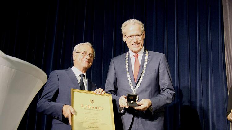 Große Ehre: German Hacker erhält von Hans-Peter Schlagholz den Wappenring der Stadt Wolfsberg überreicht.