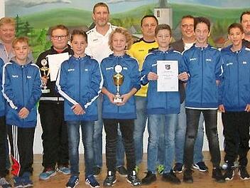 Dritter Bürgermeister Thomas Reißig aus Neufang (2. v. l.) mit den jungen Fußballern aus Neufang, Junioren-Fußballern des SV Steinwiesen, Betreuern beider Teams, Bürgermeister Gerhard Wunder (r.) und den beiden Fraktionsvorsitzenden Jürgen Eckert (4. v. l.) und Jürgen Deuerling