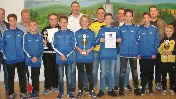 Dritter Bürgermeister Thomas Reißig aus Neufang (2. v. l.) mit den jungen Fußballern aus Neufang, Junioren-Fußballern des SV Steinwiesen, Betreuern beider Teams, Bürgermeister Gerhard Wunder (r.) und den beiden Fraktionsvorsitzenden Jürgen Eckert (4. v. l.) und Jürgen Deuerling