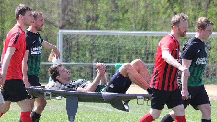 Der Gunzendorfer Daniel Brütting verletzte sich im umkämpften Derby der Fußball-Kreisklasse Bamberg 2 gegen Buttenheim II an der Schulter. Beim Abtransport packen die Rivalen aber gemeinschaftlich an. Hendrik  Kowalsky