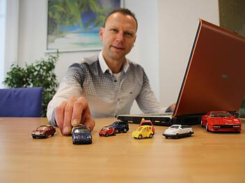 Rainer Leisentritt hat als unabhängiger Versicherungsmakler in seiner Zeiler Agentur verschiedene Angebote im Blick. Foto: Rebecca Vogt