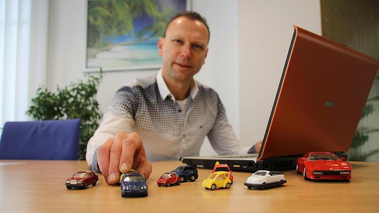 Rainer Leisentritt hat als unabhängiger Versicherungsmakler in seiner Zeiler Agentur verschiedene Angebote im Blick. Foto: Rebecca Vogt