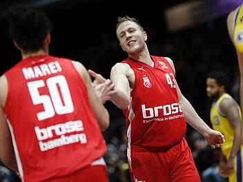 Christian Sengfelder (22 Punkte/8 Rebounds) und Assem Marei (12/9) klatschen sich ab. Die beiden Bamberger schrammten nur knapp an einem "Double-Double" vorbei. Fotos: Daniel Löb