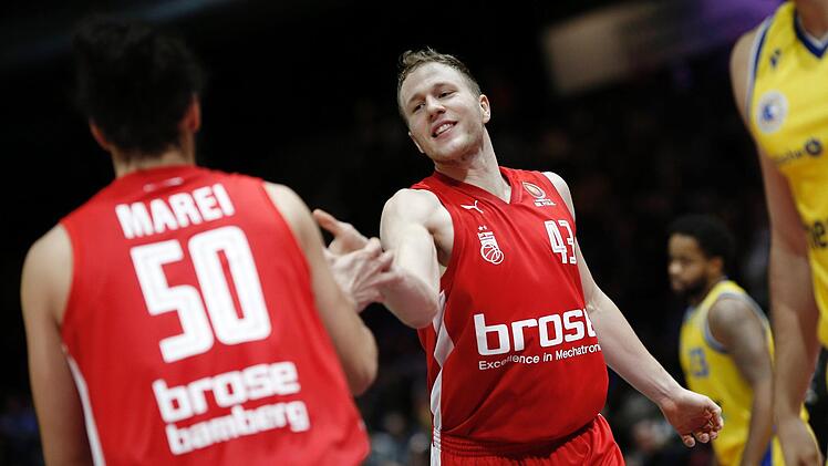 Christian Sengfelder (22 Punkte/8 Rebounds) und Assem Marei (12/9) klatschen sich ab. Die beiden Bamberger schrammten nur knapp an einem "Double-Double" vorbei. Fotos: Daniel Löb
