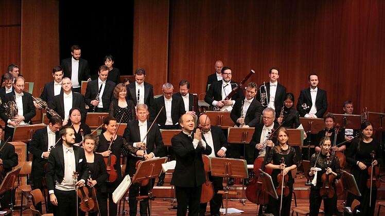 Enthusiastischen Beifall gab es für alle Mitwirkenden beim 33. Coburger Neujahrskonzert. Roland Kluttig dirigierte das Philharmonische Orchester, Solistinnen waren die Geigerin Megumi Ikeda und die Sängerinnen Kora Pavelic und Francesca Paratore. Die Moderation übernahm Intendant Bernhard F. Loges.Foto: Jochen Berger