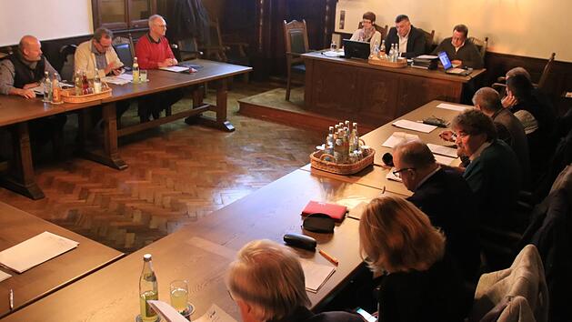 Die Staffelsteiner Stadtr&auml;te tagen - hier unter Vorsitz von Zweitem B&uuml;rgermeister Hans Josef Stich - regelm&auml;&szlig;ig alle vier Wochen. R&auml;tinnen und R&auml;te m&uuml;ssen sich ausgiebig auf die Tagesordnungsthemen vorbereiten, um bei der Diskussion informiert zu sein und um abstimmen zu k&ouml;nnen. Foto: Matthias Einwag