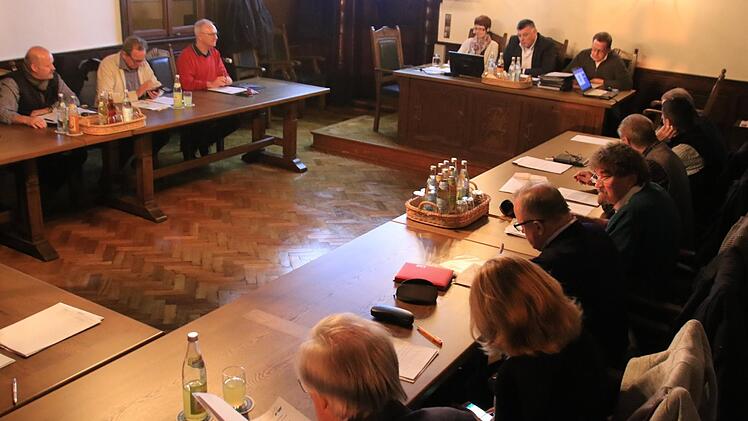 Die Staffelsteiner Stadträte tagen - hier unter Vorsitz von Zweitem Bürgermeister Hans Josef Stich - regelmäßig alle vier Wochen. Rätinnen und Räte müssen sich ausgiebig auf die Tagesordnungsthemen vorbereiten, um bei der Diskussion informiert zu sein und um abstimmen zu können. Foto: Matthias Einwag