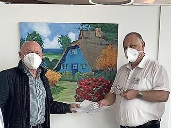 Impfzentrum wird zur Gallerie: Horst Weingarth (links) und Martin Stingl stehen vor einem der Gem&auml;lde, die Besucher des Zentrums in n&auml;chster zeit bewundern k&ouml;nnen.