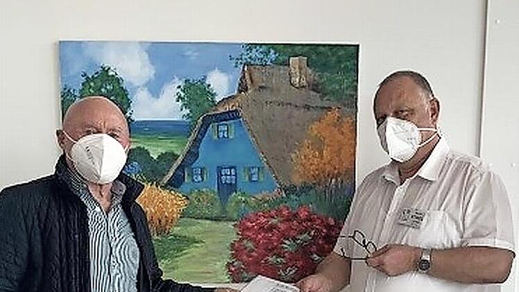 Impfzentrum wird zur Gallerie: Horst Weingarth (links) und Martin Stingl stehen vor einem der Gemälde, die Besucher des Zentrums in nächster zeit bewundern können.