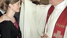 Regionaldekan Thomas Teuchgräber spendet das Sakrament der Firmung.  Foto: Gerd Fleischmann