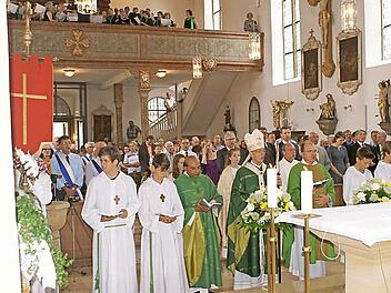 Zahlreiche Rattelsdorfer und viele hochkarätige Ehrengäste feierten mit Erzbsichof Ludwig Schick den Festgottesdienst. Fotos: Renate Neubecker