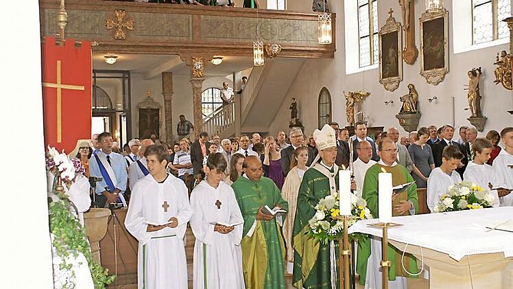 Zahlreiche Rattelsdorfer und viele hochkarätige Ehrengäste feierten mit Erzbsichof Ludwig Schick den Festgottesdienst. Fotos: Renate Neubecker