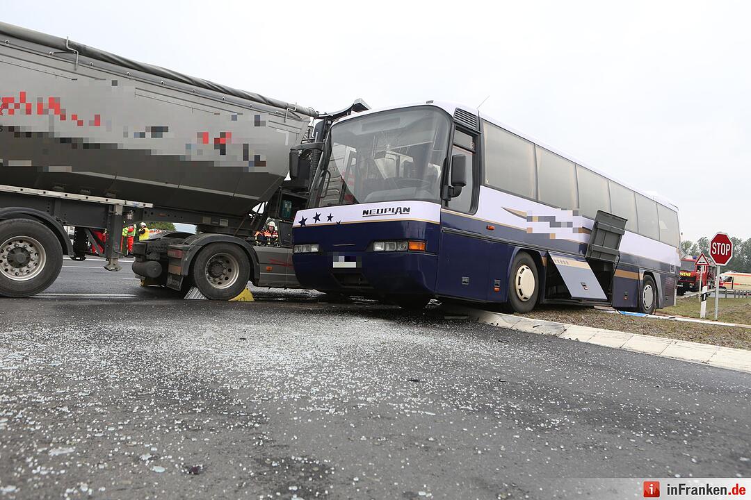 Lastwagen und Schulbus kollidieren: 21 Verletzte