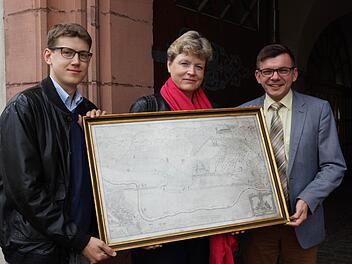 Paul und Ruth Gerhard übergeben Bürgermeister Armin Warmuth die alte Darstellung des Kreuzwegs. Foto: Arkadius Guzy