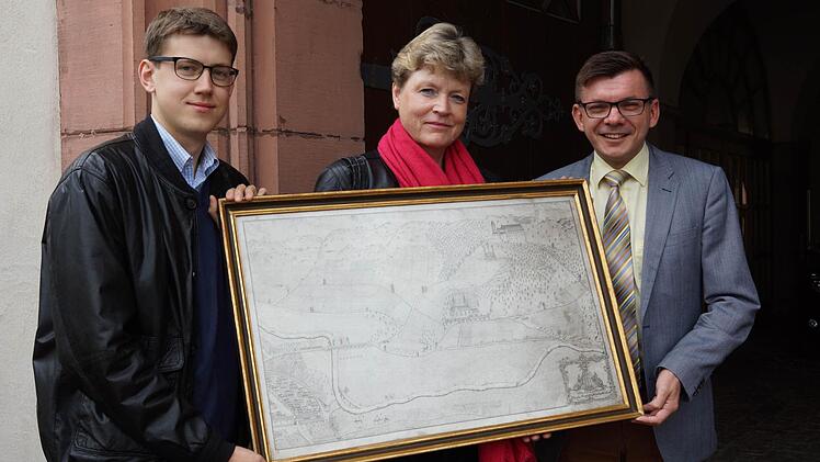 Paul und Ruth Gerhard übergeben Bürgermeister Armin Warmuth die alte Darstellung des Kreuzwegs. Foto: Arkadius Guzy