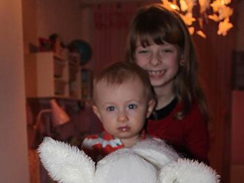 Amelie Ruß mit Bruder Anton. Foto: Veronika Schadeck