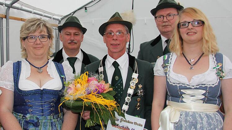 Ritterin Simone Jäkel, Vorsitzender Matthias Jäkel, Schützenkönig Uwe Borrat, Schießleiter Erwin Müller und Erste Ritterin Jana Günther.  Foto: Alexandra Kemnitzer