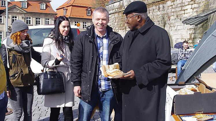 Der Kardinal wurde von den "Struwwelpeter"-Jugendlichen mit einem Solibrot beschenkt.