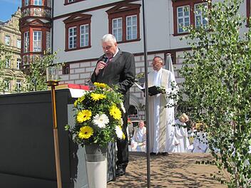 Auf dem Marktplatz war der Altar für die Eucharistiefeier aufgebaut. Oberbürgermeister Norbert Tessmer begrüßte vor dem Hochgebet die Gläubigen. Hinter dem OB steht Dekan Roland Huth. Foto: Martin Koch