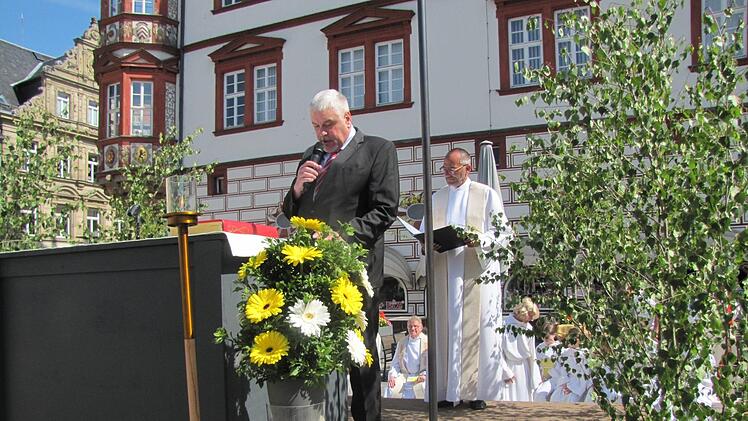 Auf dem Marktplatz war der Altar für die Eucharistiefeier aufgebaut. Oberbürgermeister Norbert Tessmer begrüßte vor dem Hochgebet die Gläubigen. Hinter dem OB steht Dekan Roland Huth. Foto: Martin Koch