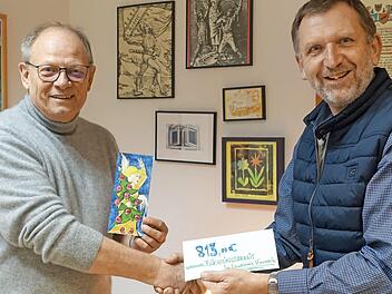 Eckhard Joey Schneider (rechts) bei der Übergabe der Spende an den Koordinator des Arbeitskreis Asyl, Heinrich Hasselbacher  Foto: Rainer Glissnik