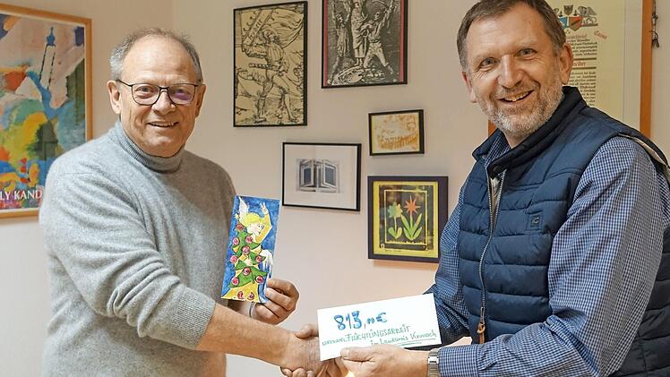 Eckhard Joey Schneider (rechts) bei der Übergabe der Spende an den Koordinator des Arbeitskreis Asyl, Heinrich Hasselbacher  Foto: Rainer Glissnik