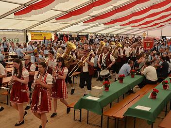Zum Finale zogen  die Teilnehmer ins Festzelt ein. Fotos: Bernhard Panzer