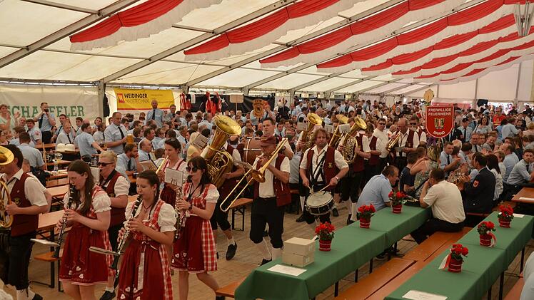 Zum Finale zogen  die Teilnehmer ins Festzelt ein. Fotos: Bernhard Panzer