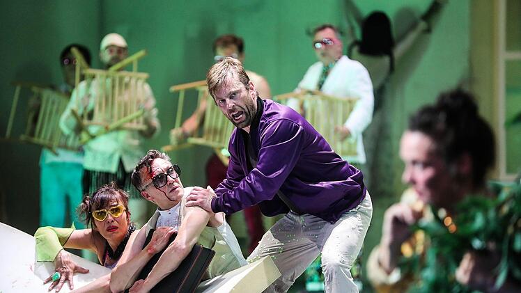 Die Oper "Aufstieg und Fall der Stadt Mahagonny" von Bert Brecht und Kurt Weill feierte Premiere am Landestheater Coburg. Regie führte Konstanze Lauterbach.Foto: Henning Rosenbusch
