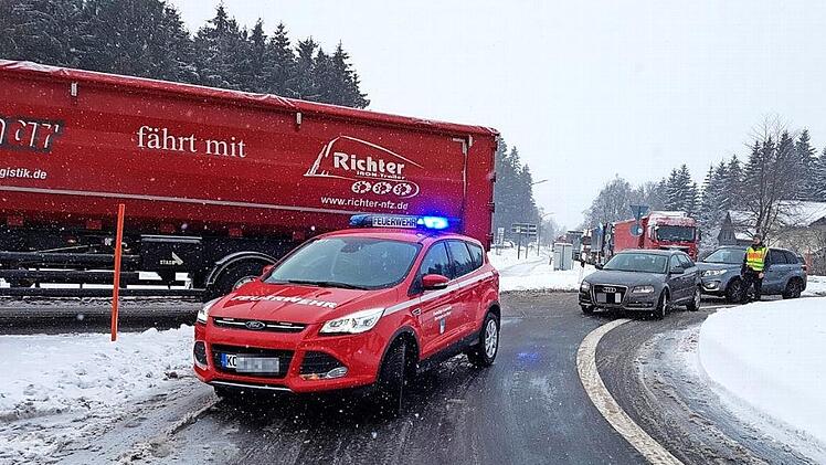 Nur mithilfe der Feuerwehr gelang es, den Verkehr in Steinbach am Wald nach und nach durch die Engstelle Kreisverkehr zu schleusen.privat