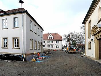 Viele Tonnen Teer und Erdreich wurden auf dem Kirchplatz zwischen der  Kirche, der alten Schule und dem alten Rathaus ausgebaggert. Sie enthalten  Polyzyklische Aromatische Kohlenwasserstoffe (PAK) und müssen nun für viel Geld  entsorgt werden. Foto: Dieter Britz
