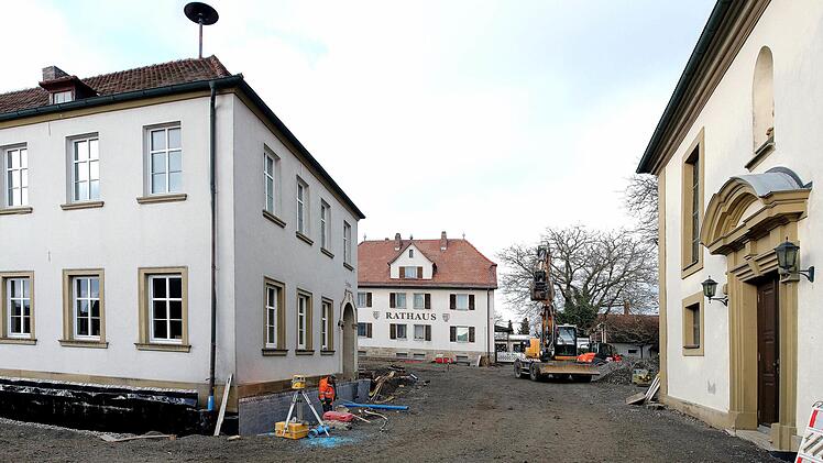 Viele Tonnen Teer und Erdreich wurden auf dem Kirchplatz zwischen der  Kirche, der alten Schule und dem alten Rathaus ausgebaggert. Sie enthalten  Polyzyklische Aromatische Kohlenwasserstoffe (PAK) und müssen nun für viel Geld  entsorgt werden. Foto: Dieter Britz