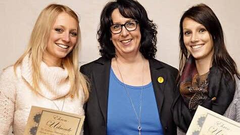 Katharina Distler (links) und Maria Schneidmadel (rechts) erhielten für ihre inzwischen 20-jährige Vereinszugehörigkeit die Ehrennadel in Silber von Vereinsvorsitzender Jutta Markert.  Foto: Peter Rauch