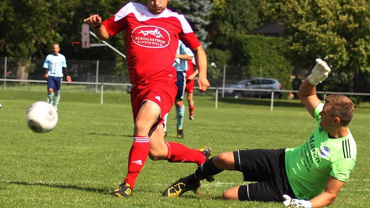 Der Torhüter vom SF Unterpreppach, Heiko Prill, kann gerade noch vor Jonas Spörl vom TSV Staffelstein klären. Foto: Hartmut Klamm