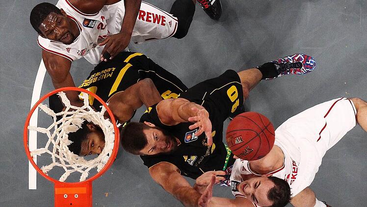 Karsten Tadda wird von John Brockman am Korbleger gehindert, Kerron Johnson blockt Trevor Mbakwe (v. r.) aus - die Aufgabe in Ludwigsburg wird für den Spitzenreiter alles andere als einfach. Foto: Daniel Löb