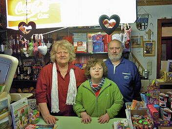 Rita Kreuzpaitner und Norbert Hahn mit Tochter Elke: Sie betreiben gemeinsam den letzten Gemischtwarenladen in Riedenberg. Foto: Julia Raab