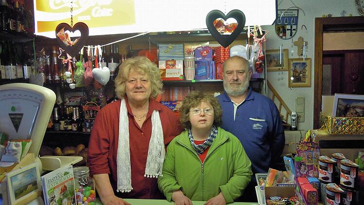 Rita Kreuzpaitner und Norbert Hahn mit Tochter Elke: Sie betreiben gemeinsam den letzten Gemischtwarenladen in Riedenberg. Foto: Julia Raab