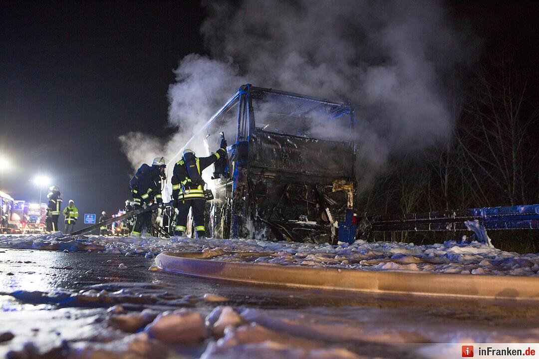 Reisebus auf der A3 ausgebrannt