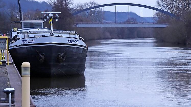 Am Hafen in Zeil: Hier liegt ein Frachter. Offensichtlich macht die Besatzung eine Pause. Fahren dürfte das Schiff, denn nach der kleinen Hochwasserwelle ist der Main wieder ungehindert befahrbar.  Foto: Klaus Schmitt