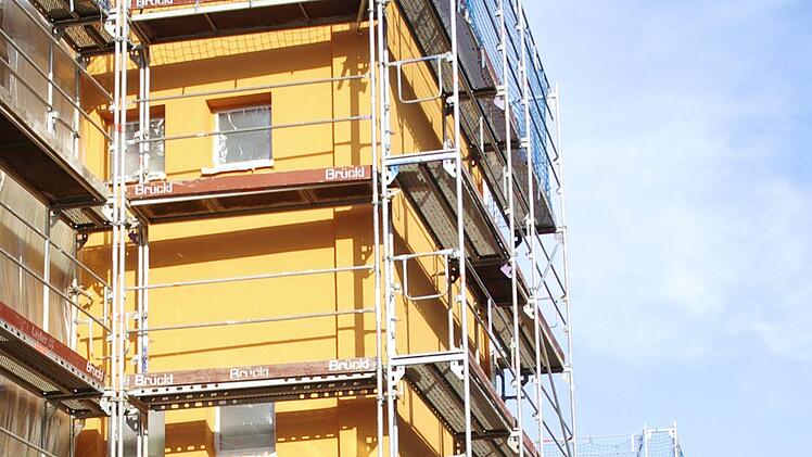 Mit der Fertigstellung der Fassade wird das Gerüst am Südflügel der Johannes-Petri-Schule (Foto) in der kommenden Woche abgebaut.  Foto: Winfried Ehling