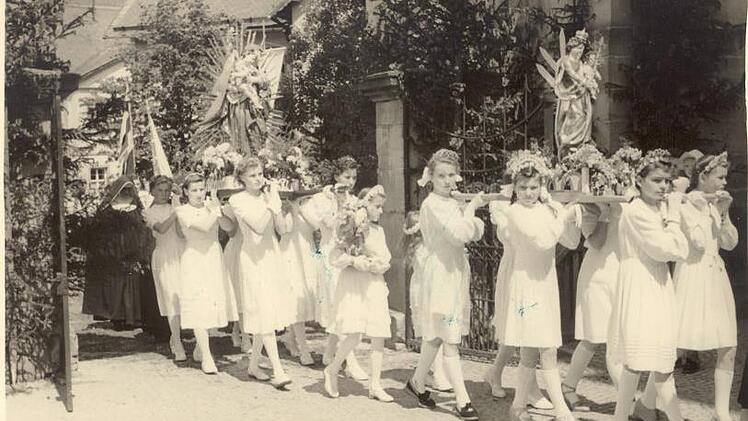 Kalender Wallenfels Oktober: Auch schon 1950 trugen die "weißen Maala"  die beiden Muttergottesstatuen. privat