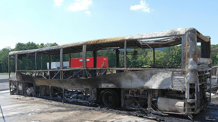 Nur das Gerippe des Linienbusses blieb übrig.