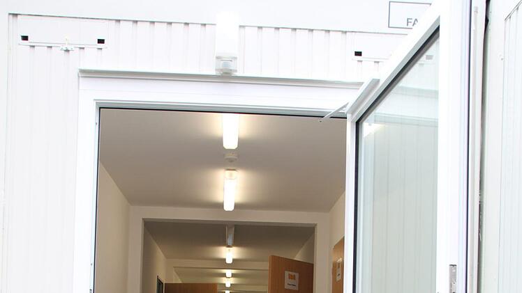 Blick in den Containertrakt: Fünf Klassenzimmer und zwei WCs stehen ersatzweise zur Verfügung. Foto: Ulrike Müller
