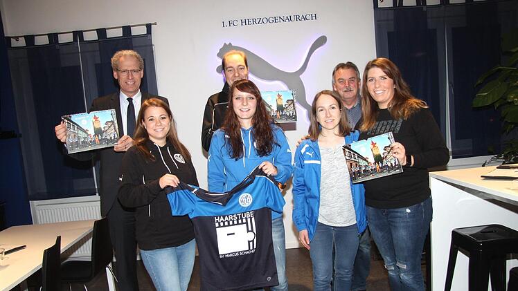 Bei der Vorstellung des Kalenders  (vorne von links): die Spielerinnen Fabienne Schaal, Elena Dehmer, Annika Spingler sowie Michaela Meier und (dahinter von links) Bürgermeister German Hacker, Robert-Jan Bartunek von Puma und Klaus Bauer vom 1. FCHRichard Sänger