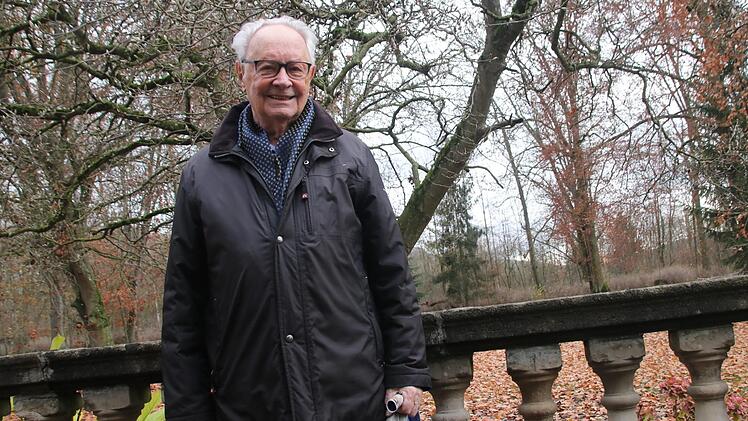 Günter Wieske besucht Oberau nach fast acht Jahrzehnten wieder. "Das ist vertraut", sagt er, als er vor dem Schloss steht.Matthias Einwag