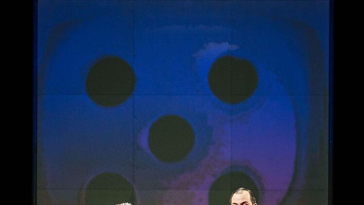 "Masse Mensch Macht": Stephan Kaluzas Schauspiel "30 Keller" feierte Premiere am Landestheater Coburg.Foto: Sebastian Buff