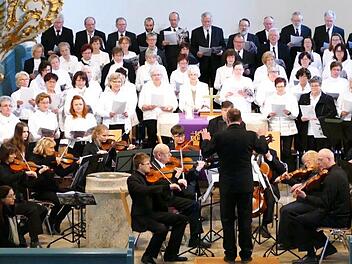 Die Sängervereinigung Bad Rodach und die Stadtkantorei Hildburghausen führten das Passionsoratorium "O Seele, deren Sehnen" in der Johanniskirche auf.Foto:  Achim Young